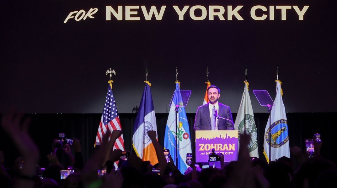 Ο Ζόραν Μαμντάνι γιορτάζει τη νίκη του στη Νέα Υόρκη τιμώντας τους μετανάστες - Δεσμεύεται για δίκαιη και προοδευτική διακυβέρνηση.