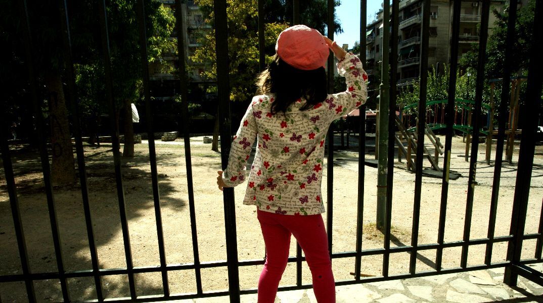 Συναγερμός σε Αγία Παρασκευή και Χολαργό για τον 67χρονο που προσεγγίζει ανήλικα παιδιά σε πλατείες και σχολεία