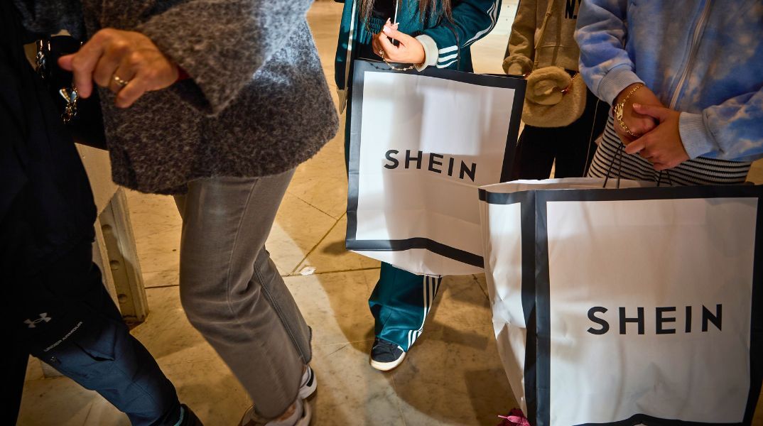 Η Shein πάει Παρίσι: Η φθηνή απόλαυση και το ακριβό της τίμημα
