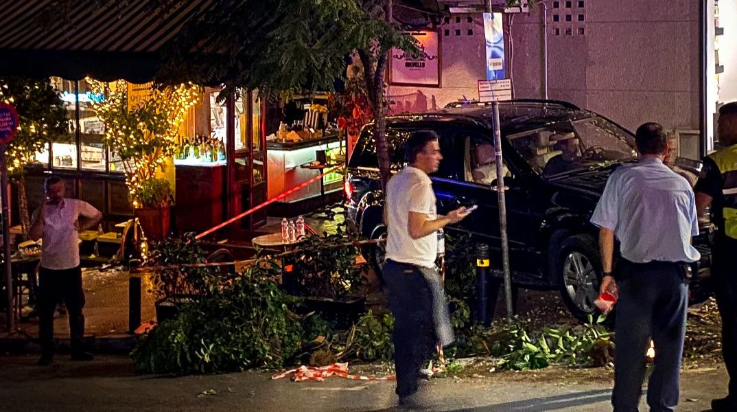 Κολωνάκι: Ο Χάρης Φαρσαράκης περιγράφει τη στιγμή που το θηριώδες SUV έπεσε πάνω στο εστιατόριο