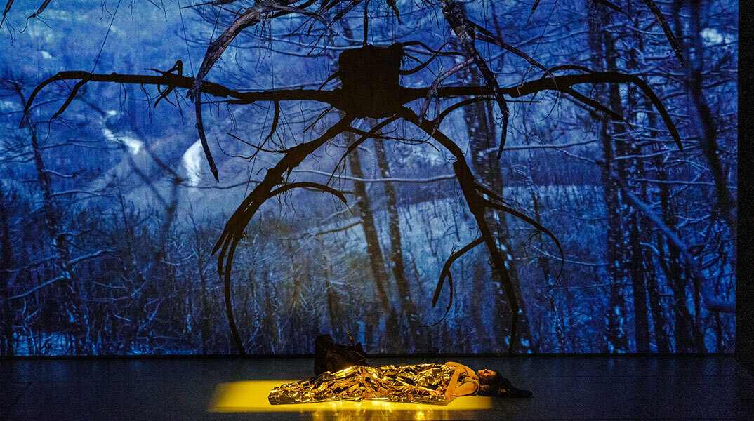 Ο Κώστας Παπακωστόπουλος επιστρέφει στην Εναλλακτική Σκηνή της ΕΛΣ με το θεατρικό έργο «Ο ομφαλός της γης»