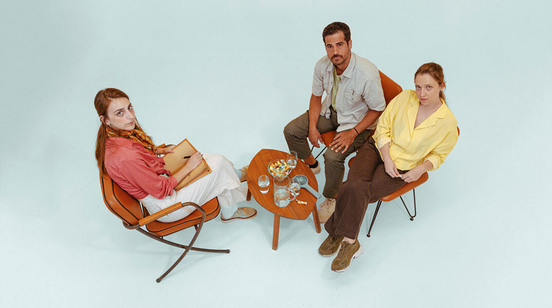 Η σκηνοθέτρια Τζέσικα Κούρτεση μιλάει στην ATHENS VOICE για το θεατρικό έργο Nevermind