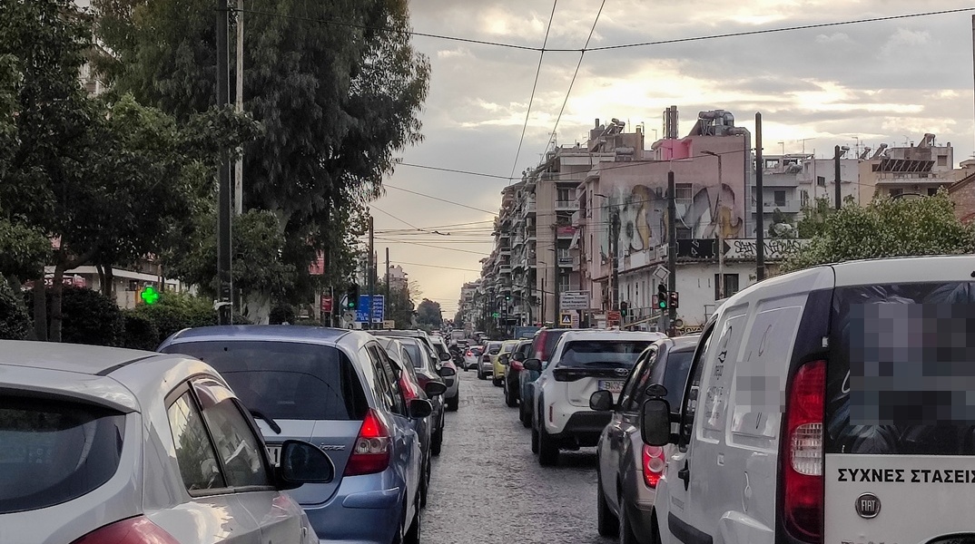 Αυτοκίνητα σε δρόμο της Αθήνας