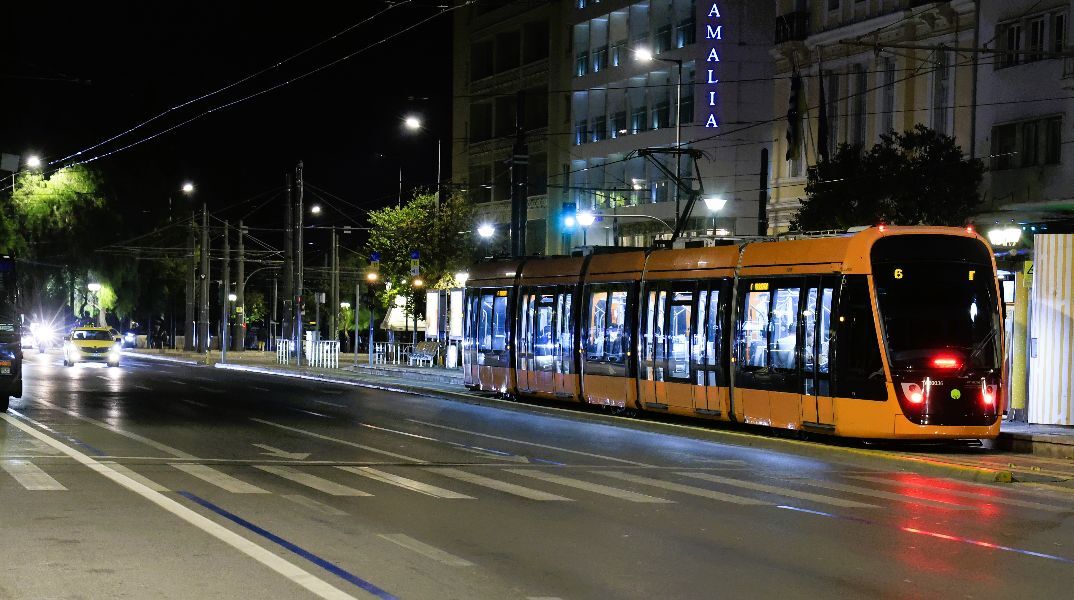28χρονος πάρκαρε στις γραμμές του τραμ στο κέντρο της Αθήνας και μπλόκαρε την κυκλοφορία για μία ώρα