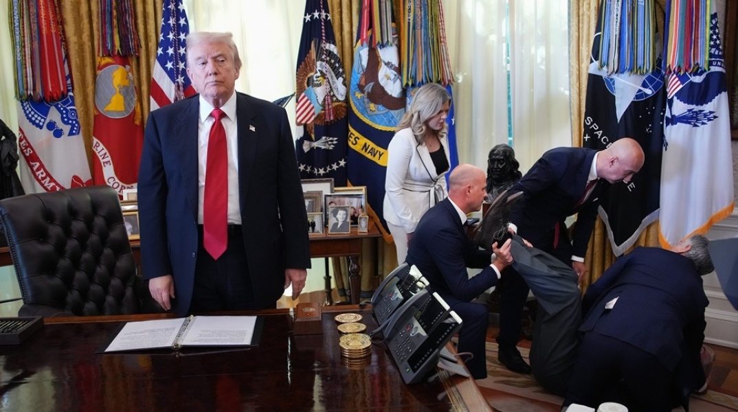 Στέλεχος φαρμακευτικής λιποθύμησε δίπλα στον Τραμπ - Η αντίδραση του προέδρου