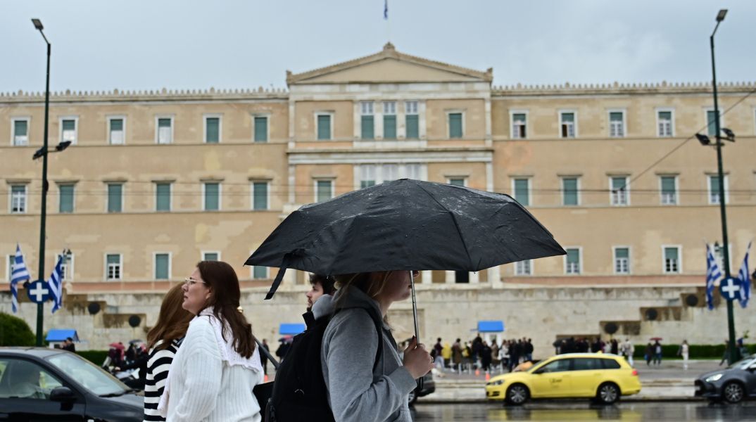 Η ΕΜΥ επικαιροποίησε το έκτακτο δελτίο κακοκαιρίας - Ισχυρές βροχές και καταιγίδες αναμένονται στο Ιόνιο, Ήπειρο, δυτική Στερεά και Πελοπόννησο.