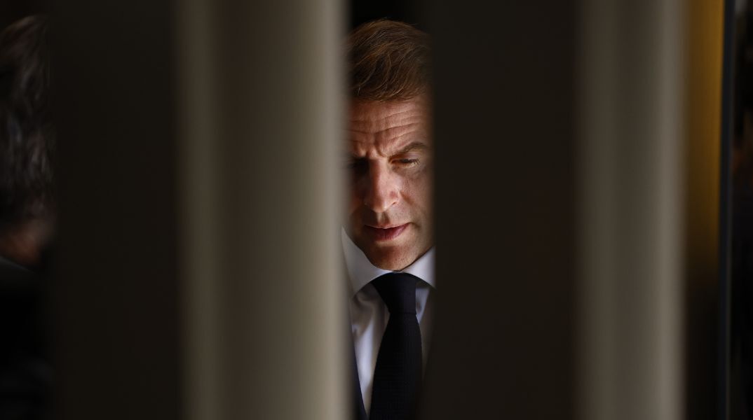 Γαλλία: Ο Εμανουέλ Μακρόν διαβεβαίωσε ότι τα κλεμμένα κοσμήματα αξίας 88 εκατ. ευρώ θα ανακτηθούν και υποσχέθηκε πλήρη αναθεώρηση της ασφάλειας στο Λούβρο.