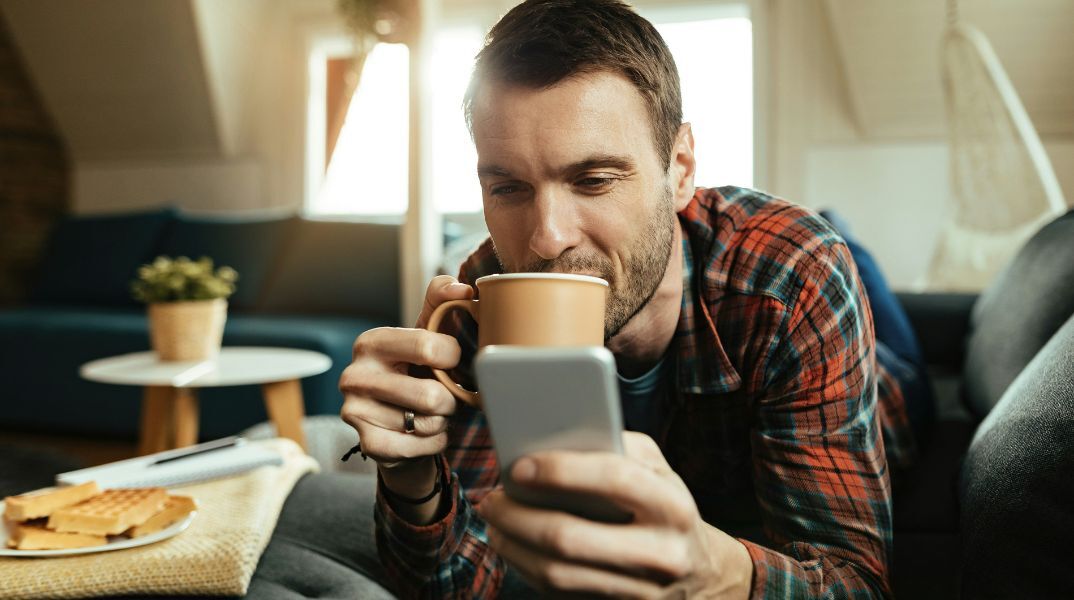 Έρευνα: Ένα ρόφημα κακάο με φλαβανόλες μπορεί να προφυλάξει την καρδιά των ανδρών από τις αρνητικές επιπτώσεις της πολύωρης καθιστικής ζωής