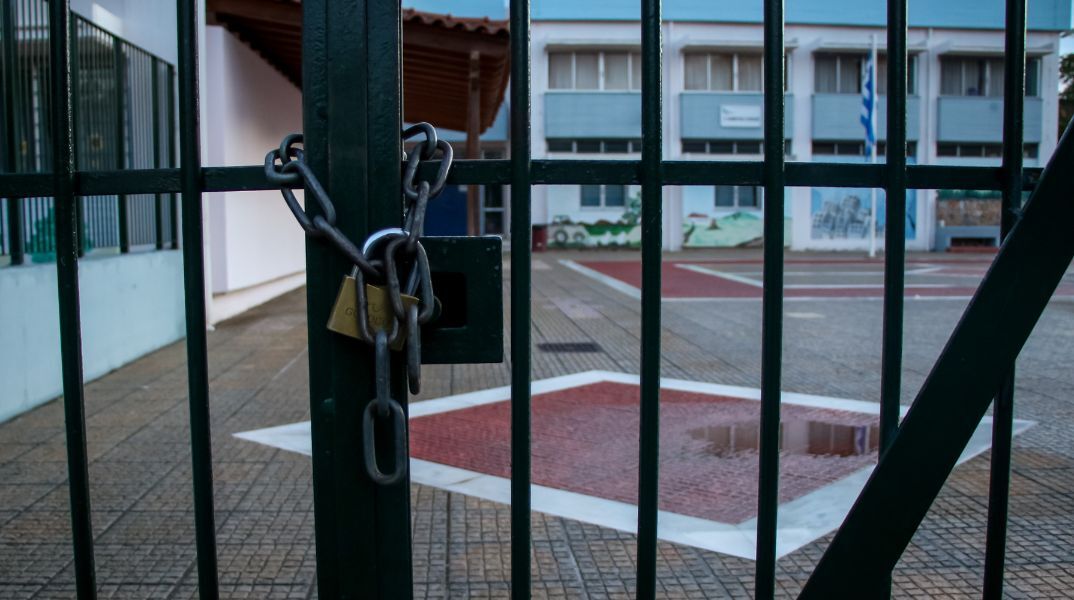 Πάτρα: Εκπαιδευτικός συνελήφθη για πορνογραφία ανηλίκων μετά από καταγγελία 15χρονης μαθήτριας και έρευνα της αστυνομίας.