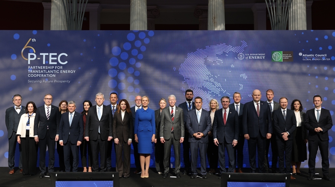 Μαύρες πλερέζες για τη στρατηγική αναβάθμιση της πατρίδας 