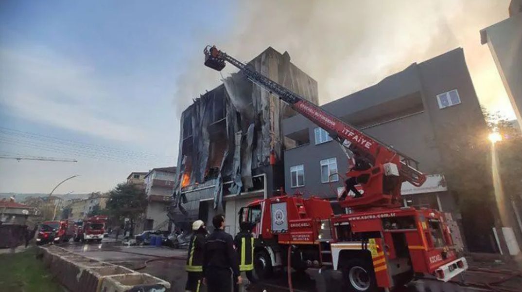 Τουρκία: Έξι νεκροί και ένας τραυματίας σε πυρκαγιά που ξέσπασε σε αποθήκη αρωματοποιίας στο Ντιλόβασι - Οι αρχές διενεργούν έρευνα για τα αίτια.