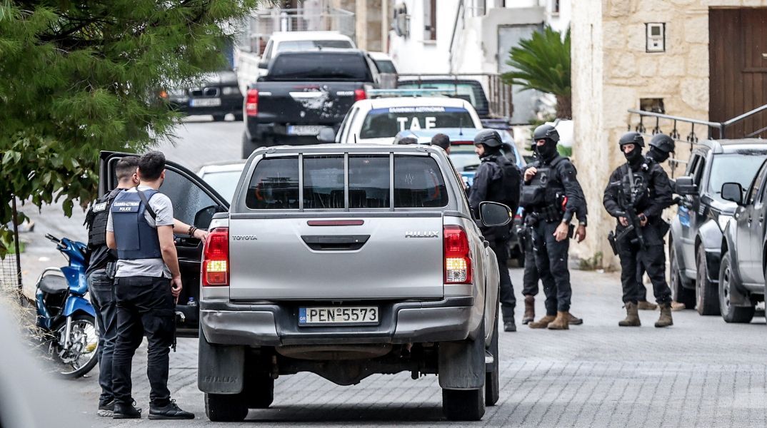 Βορίζια: Οι αρχές επικεντρώνονται στον εντοπισμό του οπλισμού και στους ρόλους των εμπλεκομένων - Η ΕΛΑΣ επιβεβαιώνει ότι υπάρχουν και άλλοι συμμετέχοντες.