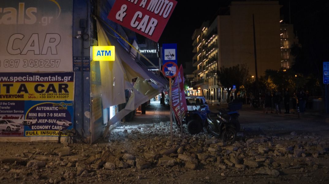 Χανιά: Κατέρρευσε μπαλκόνι στο κέντρο της πόλης - Ζημιές σε οχήματα και κατάστημα