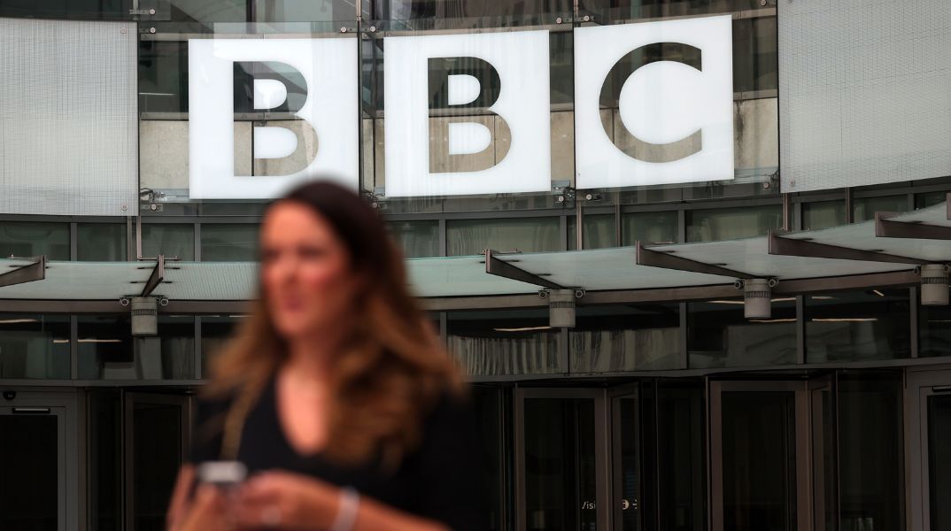 Παραιτήθηκε ο γενικός διευθυντής του BBC μετά τις αντιδράσεις για μοντάζ που φέρεται να αλλοίωσε ομιλία του Ντόναλντ Τραμπ στο Καπιτώλιο το 2021.