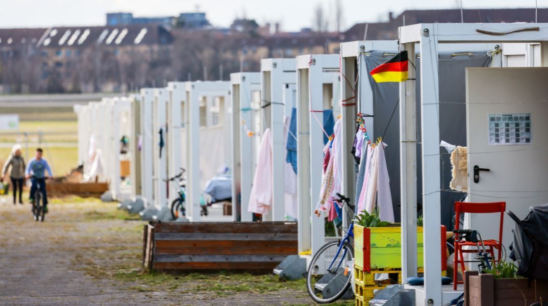 Γερμανία: Το 66% των πολιτών ζητά επαναπατρισμό Σύρων, ακόμη και με απελάσεις, σύμφωνα με δημοσκόπηση που πυροδότησε πολιτική αντιπαράθεση.