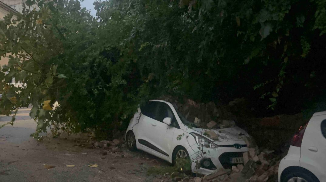 Ισχυρές βροχές και άνεμοι πλήττουν την Κέρκυρα, με κατάρρευση τοιχίου να καταπλακώνει αυτοκίνητα και πλημμυρικά φαινόμενα σε δρόμους.