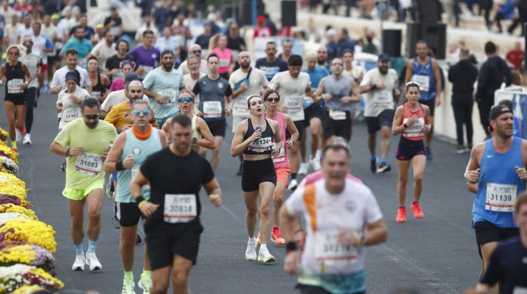 42ος Αυθεντικός Μαραθώνιος στην Αθήνα - Συμμετέχουν χιλιάδες δρομείς από 126 χώρες