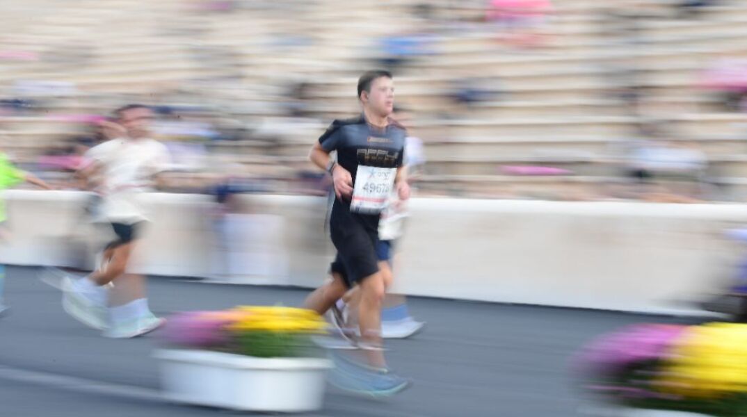 42ος Αυθεντικός Μαραθώνιος Αθήνας: Στιγμιότυπα από τη μαραθώνια διαδρομή 42 χιλιομέτρων 