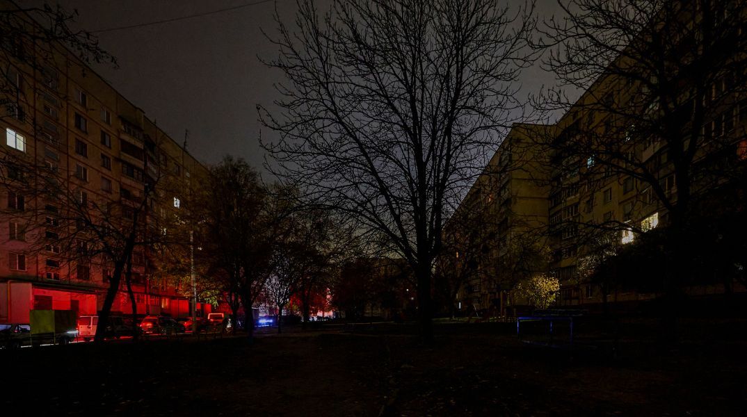 Ρωσικές επιθέσεις σε ενεργειακές υποδομές άφησαν την Ουκρανία χωρίς ρεύμα, με πολύωρες διακοπές και κινδύνους για τον χειμώνα.