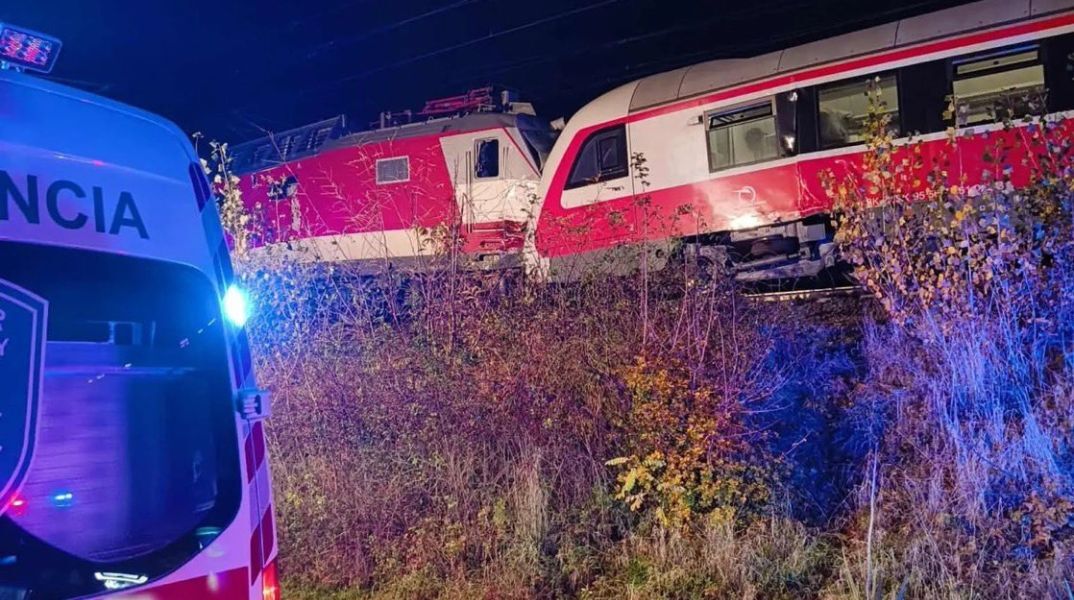 Σλοβακία: Σοβαρή σύγκρουση δύο τρένων σημειώθηκε κοντά στην Μπρατισλάβα - Η αστυνομία επιβεβαίωσε το δυστύχημα και ότι υπάρχουν πολλοί τραυματίες.