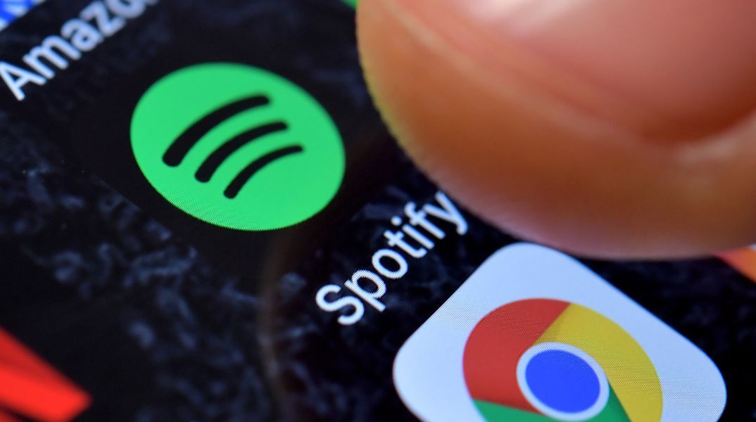 Συνδρομήτρια κατηγορεί το Spotify ότι πουλά κρυφά θέσεις σε playlists, παραπλανώντας χρήστες ότι οι προτάσεις βασίζονται μόνο στις προτιμήσεις τους.