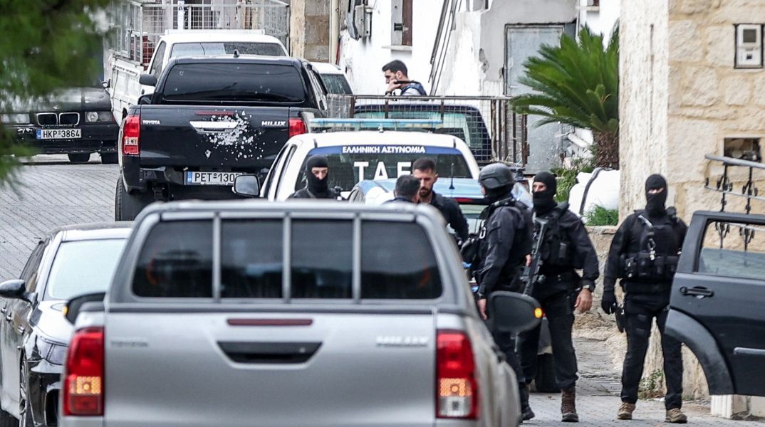 Τα τρία αδέλφια που κατηγορούνται για το φονικό στα Βορίζια προφυλακίστηκαν μετά την έκτακτη απολογία τους, αρνούμενοι όλες τις κατηγορίες.