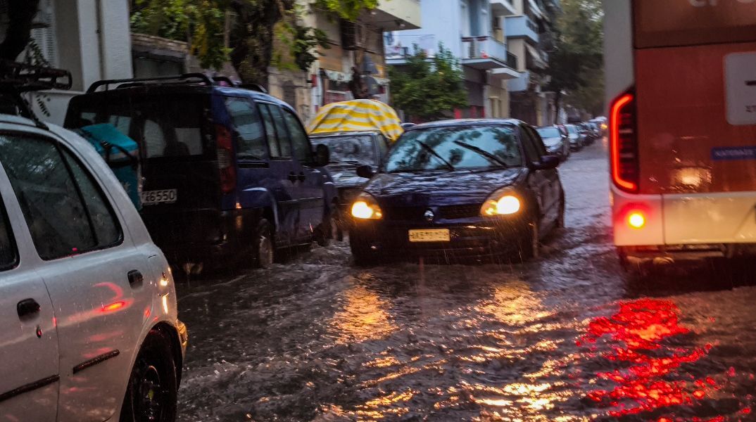 Κακοκαιρία: Ποτάμια οι δρόμοι στην Αττική - Κυκλοφοριακό χάος στο κέντρο της Αθήνας