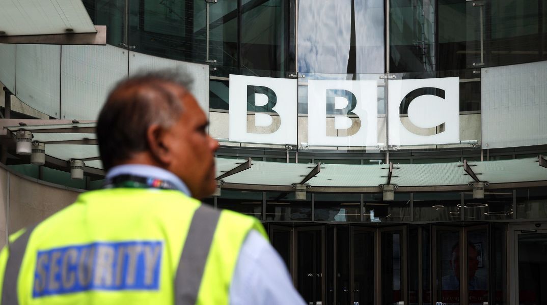 Πρώην αρχισυντάκτης της Sun μιλά για «εσωτερικό πραξικόπημα» πίσω από τις παραιτήσεις κορυφαίων στελεχών του BBC εν μέσω κατηγοριών μεροληψίας.