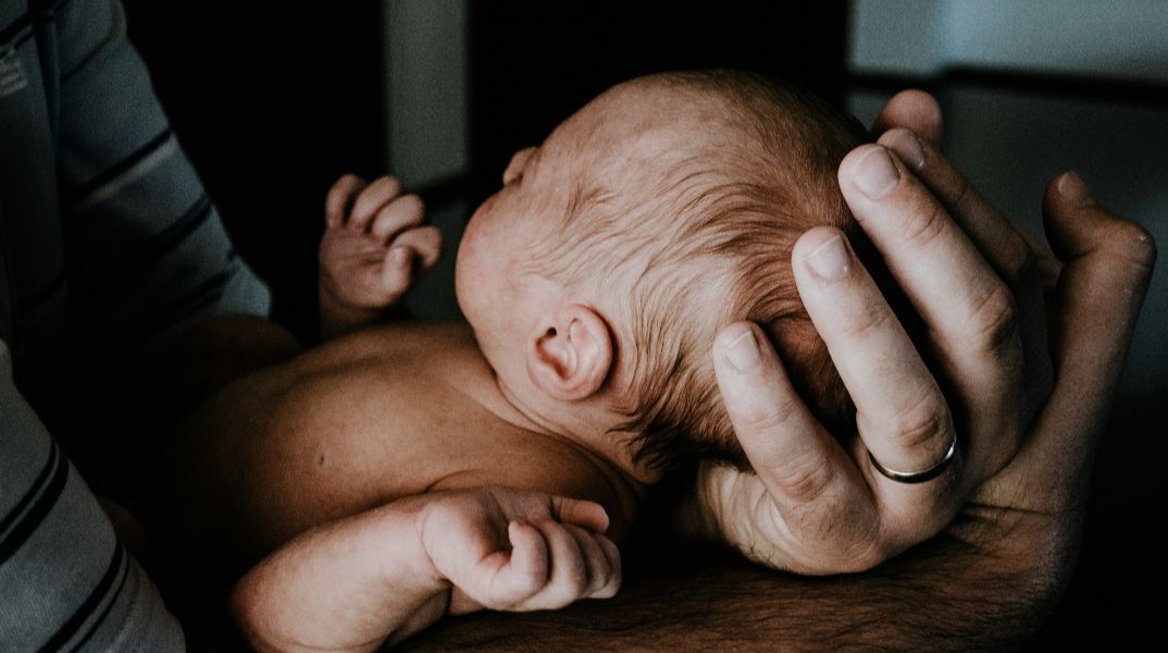 Ιατρικό επίτευγμα στην Ελλάδα - Μητέρα απέκτησε παιδί μετά από μεταμόσχευση ωοθηκικού ιστού