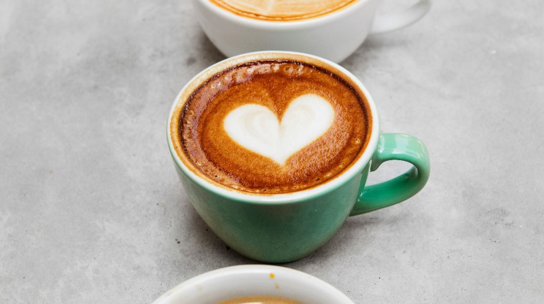 Κι όμως, ο καφές προστατεύει την καρδιά - Νέα μελέτη «διαλύει» τον μύθο για τις αρρυθμίες