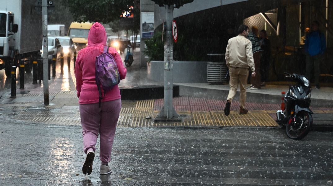 Δυνατή καταιγίδα πλήττει την Αθήνα - Πώς θα εξελιχθεί η κακοκαιρία