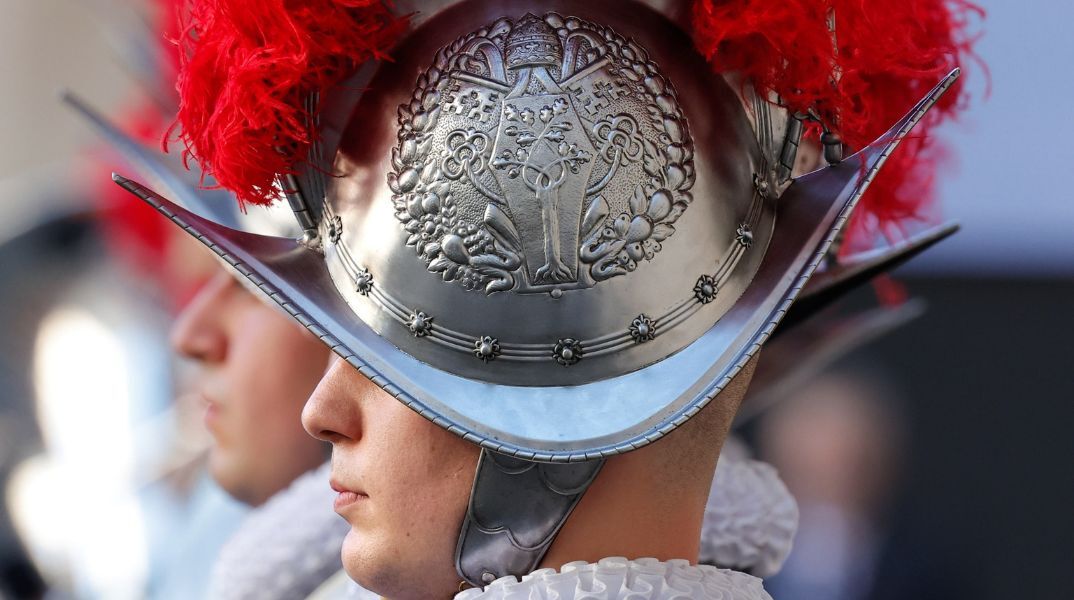 Μέλος της Ελβετικής Φρουράς στο Βατικανό ερευνάται για φερόμενη αντισημιτική χειρονομία φτυσίματος προς δύο Εβραίες γυναίκες