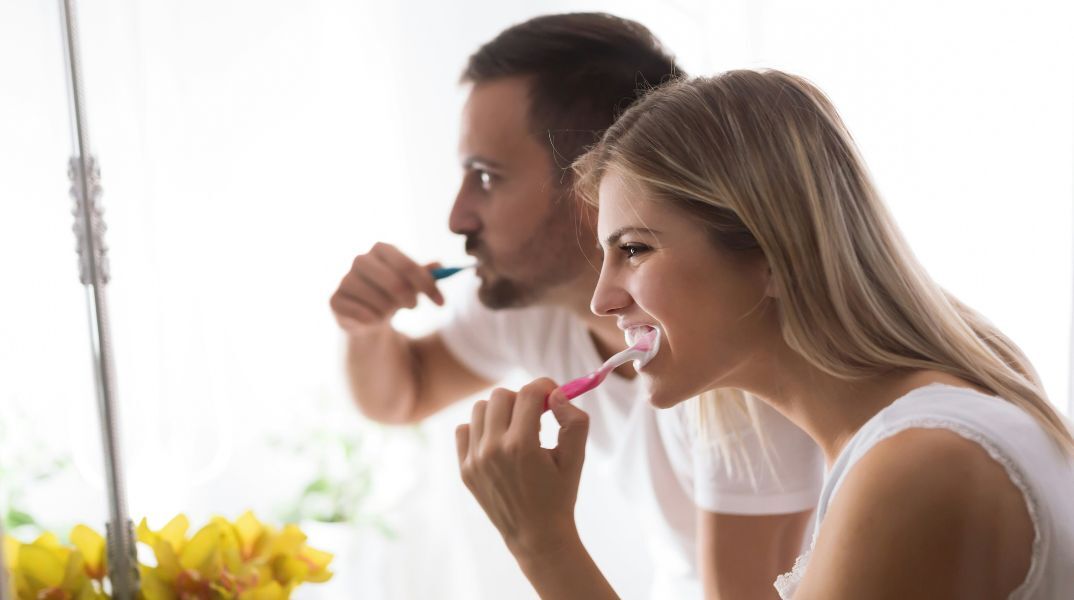 Οι οδοντίατροι προειδοποιούν: Το βούρτσισμα δοντιών δύο φορές τη μέρα δεν είναι πάντα το σωστό - Τα λάθη που κάνουμε στην καθημερινή μας στοματική υγιεινή