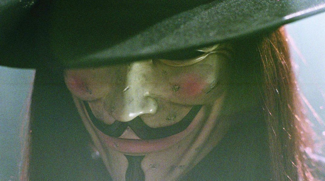 Το HBO αναπτύσσει τηλεοπτική σειρά V for Vendetta με τον Πιτ Τζάκσον και παραγωγούς τους Τζέιμς Γκαν και Πίτερ Σάφραν - Αναβιώνει το θρυλικό δυστοπικό κόμικ.
