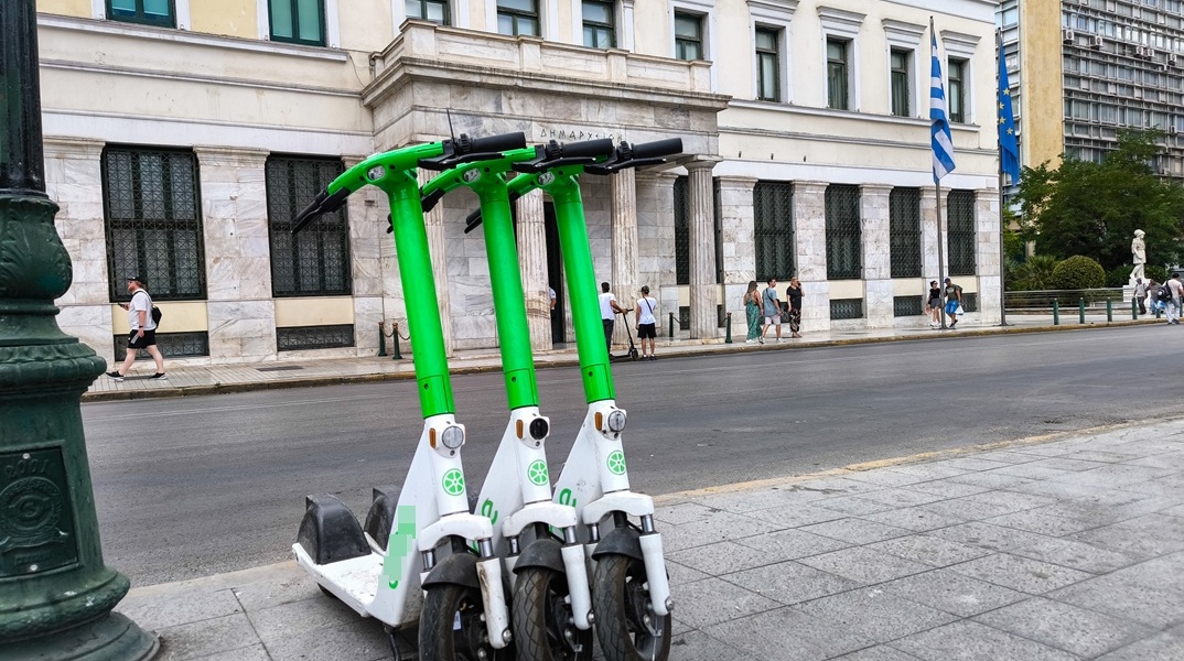 Ηλεκτρικά πατίνια μπροστά από το κτίριο του Δήμου ΑΘηναίων