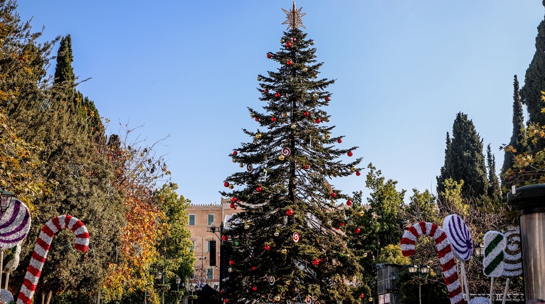 Εικόνα από το στολισμένο για τα Χριστούγεννα Σύνταγμα 