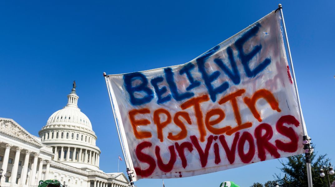 Σύγκρουση στη Βουλή των ΗΠΑ για τη δημοσιοποίηση των αρχείων του Τζέφρι Έπσταϊν, με το Ρεπουμπλικανικό Κόμμα βαθιά διχασμένο