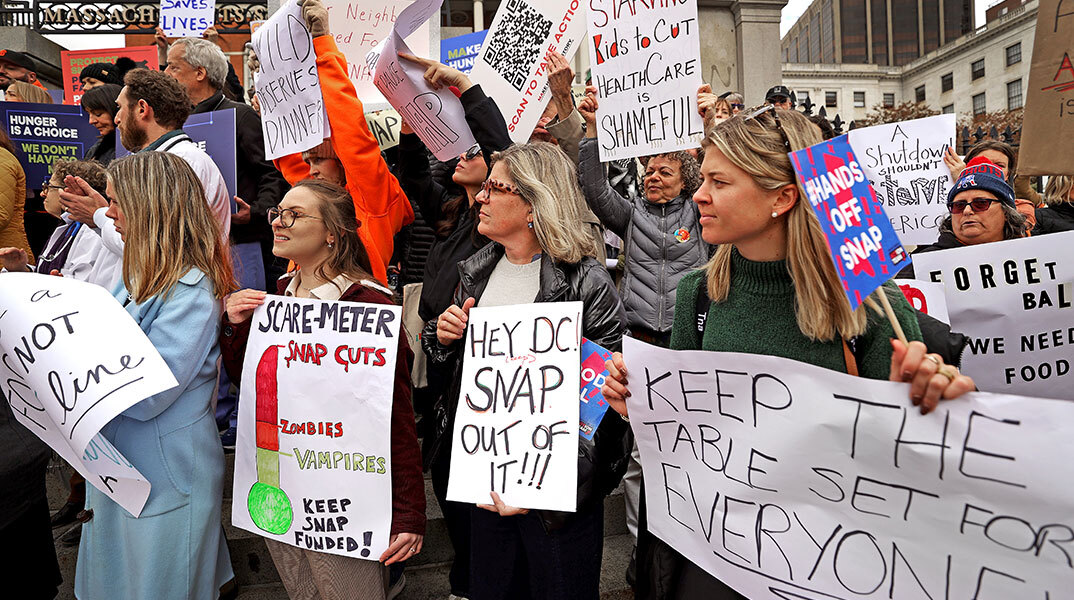 Γιατί η διοίκηση του Ντόναλντ Τραμπ θέλει να καταργήσει τα κουπόνια σίτισης