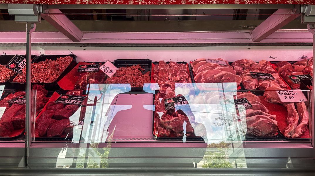Σημαντικές ανατιμήσεις «τρέχουν» στα φρέσκα κρέατα, με το μοσχάρι να γίνεται είδος πολυτελείας και τα αμνοερίφια να εκτοξεύονται λόγω ευλογιάς και εισαγωγών.