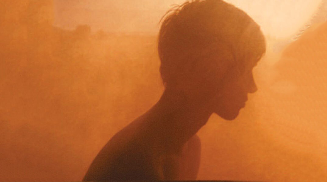 Ο αυτοκράτορας της Χαράς: Η τρυφερότητα ως αντίδοτο στη θλίψη