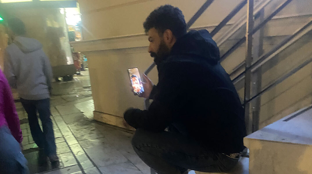 Σε βλέπω να ψάχνεις μέσα στη νύχτα