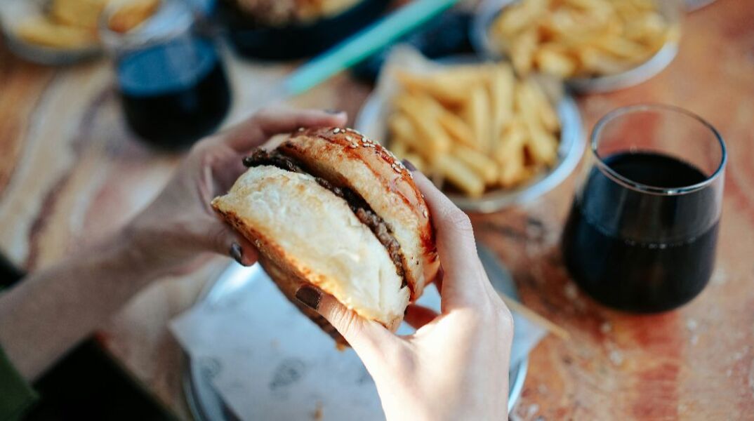 «Να φας ό,τι μπορείς με μια μπουκιά» - Το επικίνδυνο challenge με το μπέργκερ που οδήγησε τον 22χρονο στην εντατική