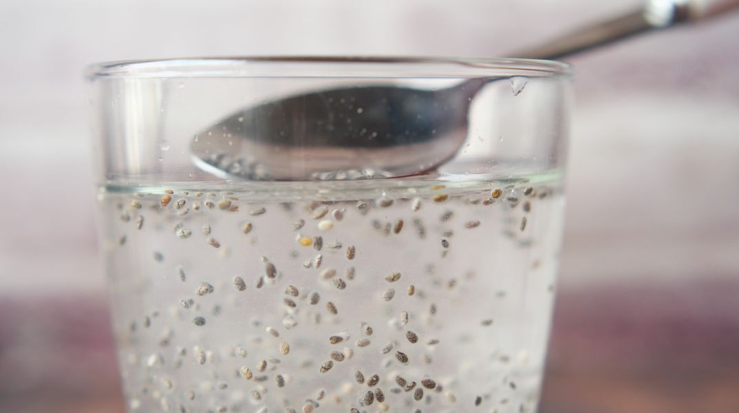 Δημοφιλής στα social media τάση αποτοξίνωσης με νερό, λεμόνι και σπόρους chia υπόσχεται «καθαρισμό» του οργανισμού, αλλά οι ειδικοί προειδοποιούν για κινδύνους