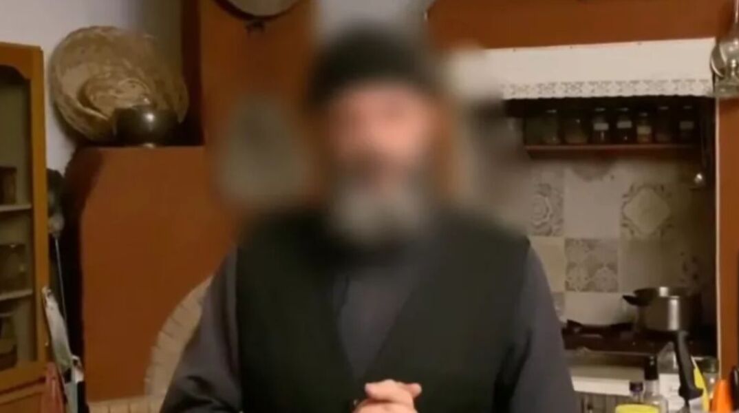 O ρασοφόρος YouTuber που προφυλακίστηκε για διακίνηση ναρκωτικών