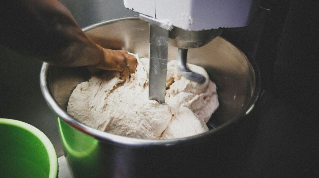 Λάρισα: Το φουλάρι που φορούσε πιάστηκε στους κυλίνδρους και έπνιξε την ιδιοκτήτρια φούρνου