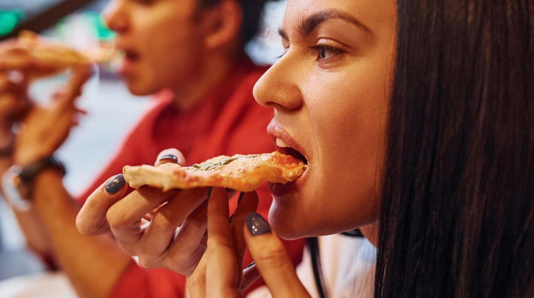 Μελέτη στις ΗΠΑ συνδέει την αυξημένη κατανάλωση υπερεπεξεργασμένων τροφίμων με πρόωρες εντερικές αλλοιώσεις που οδηγούν σε καρκίνο στις γυναίκες κάτω των 50.