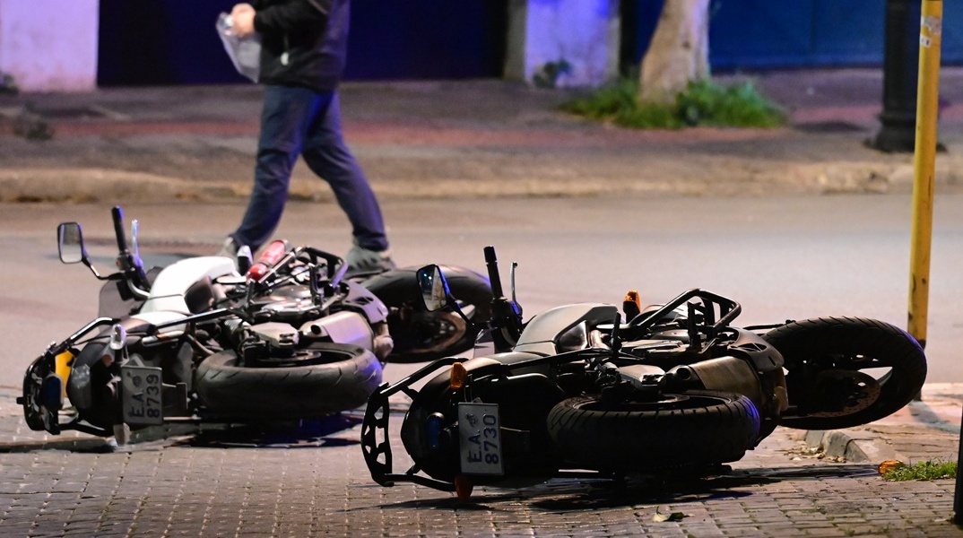 Μηχανές της ομάδας ΔΙΑΣ πεσμένες στο οδόστρωμα