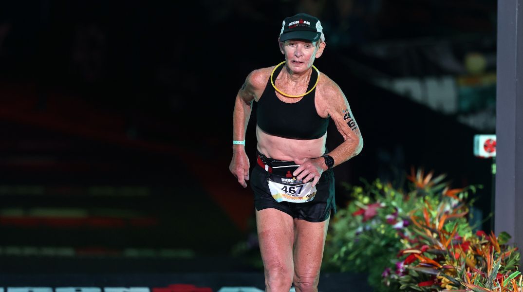 Η Νάταλι Γκράμποου έγραψε ιστορία στη Χαβάη - Η 80χρονη ολοκλήρωσε Ironman, την πιο απαιτητική τριαθλητική δοκιμασία στον κόσμο σε λιγότερο από 17 ώρες.