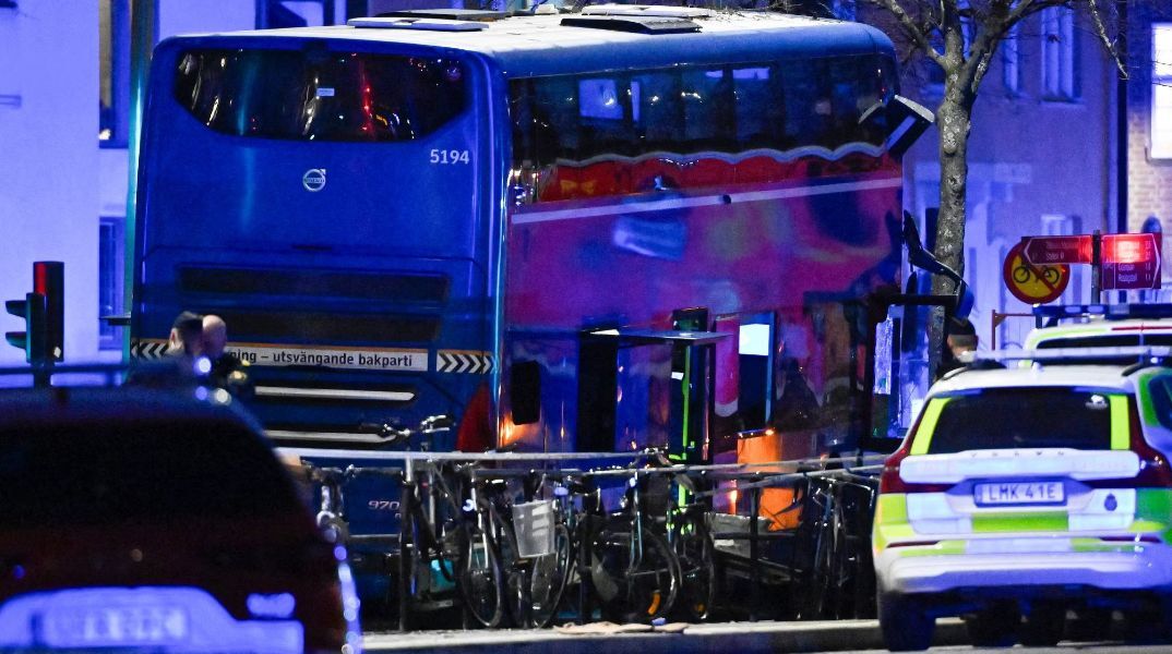 Στοκχόλμη: «Μας είπαν να μείνουμε δίπλα στα πτώματα» - Νέες μαρτυρίες για το τροχαίο με λεωφορείο