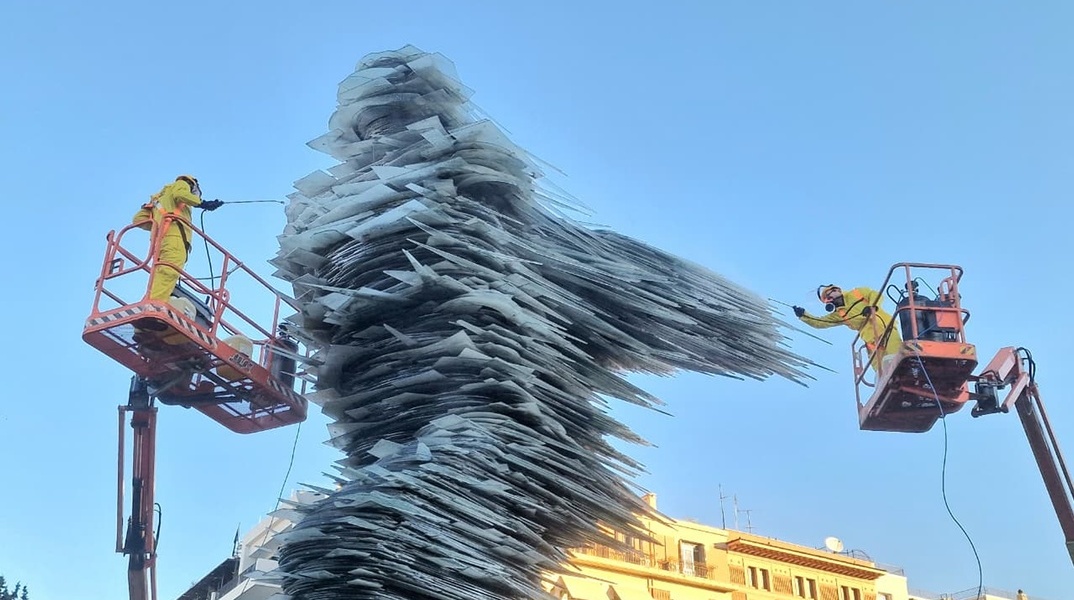 Ο καθαρισμός του εμβληματικού «Δρομέα» μέσα από εικόνες 